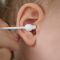 limpar os ouvidos do bebé